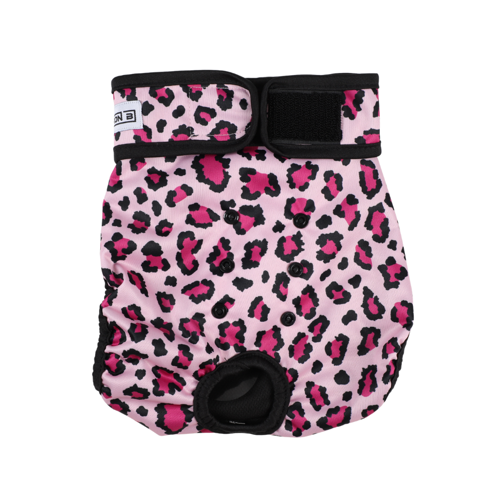 Loopsheidbroekje Leopard Roze – Wasbaar & verstelbaar voor teefjes bij loopsheid en incontinentie