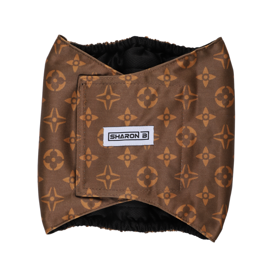 Hondenluier Monogram Bruin – Stijlvolle plasband voor reuen bij incontinentie en markeerdrang