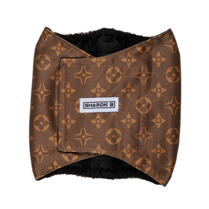 Hondenluier Monogram Bruin – Stijlvolle plasband voor reuen bij incontinentie en markeerdrang